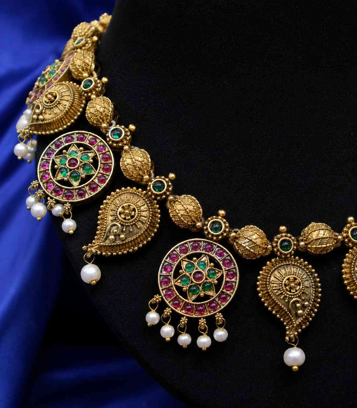 5638-Matte-Gold-Plated-Kemp-Stone-Circular-Motif-Temple-Necklace-Set-with-Pearls
